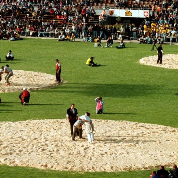 Bereits am Samstag morgen, 29. August 1998, zum Auftakt des Eidgenoessischen Schwingfest verfolgen Tausende von schwingbegeisterten Zuschauern im Berner Wankdorfstadion den ersten Gang. (KEYSTONE/Luka ...