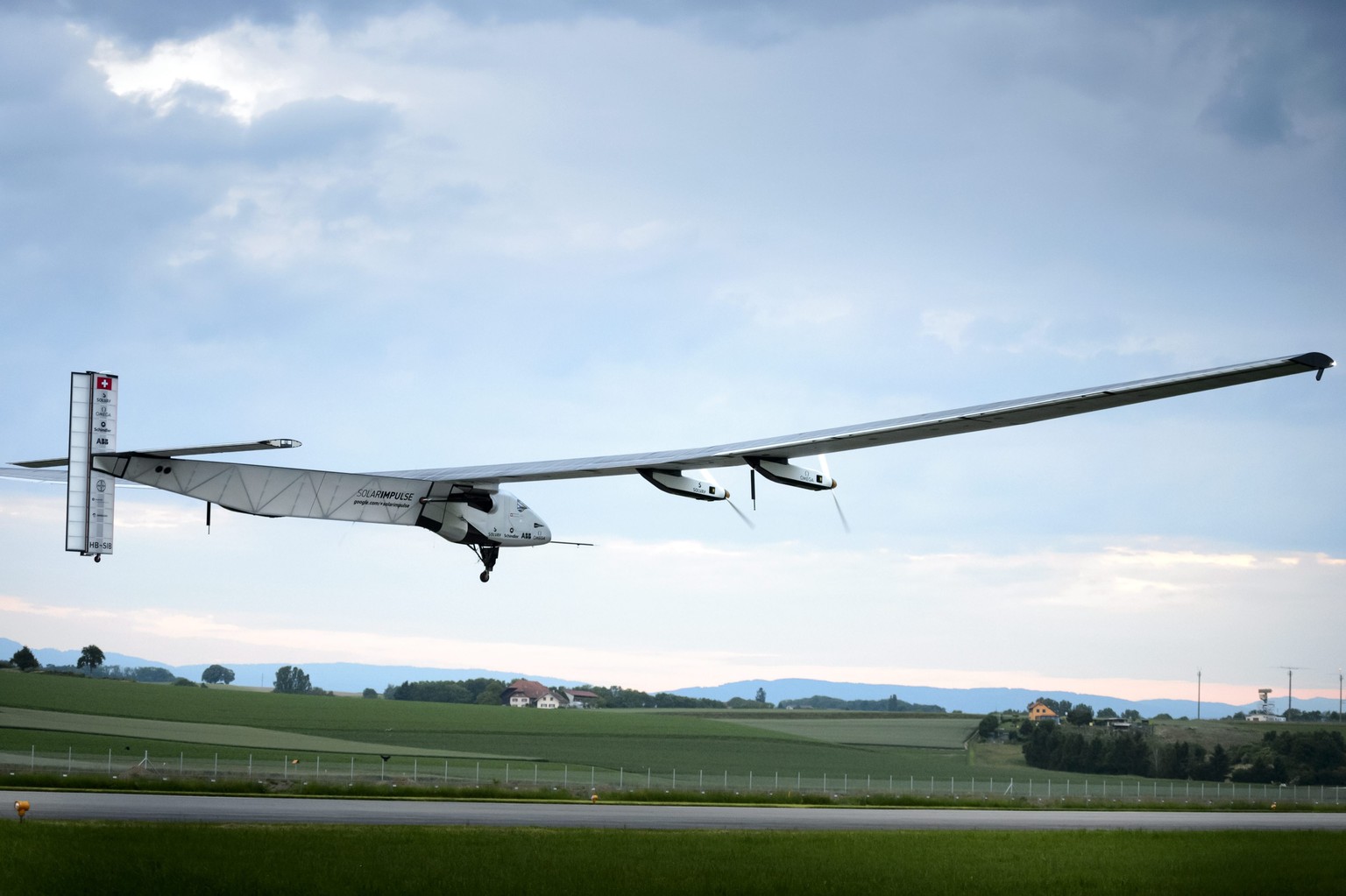 Die Solar Impulse 2 beim Abflug von Flughafen Payern.