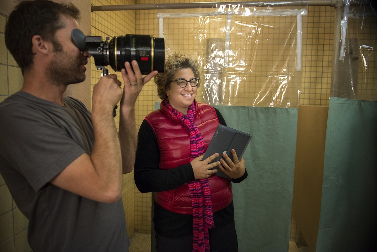 Hier dreht Jenji Kohan vergnügt eine Duschsszene für «Orange Is the New Black», ...