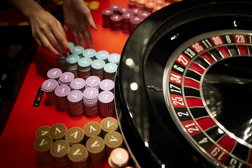 ARCHIVBILD ZUR MK DES BUNDESRATES UEBER DAS GELDSPIELGESETZ, AM MONTAG, 12. MAERZ 2018 - [Staged Picture / Gestellte Aufnahme] A person prepares a roulette table in the PM&#039;s Room, which can be re ...