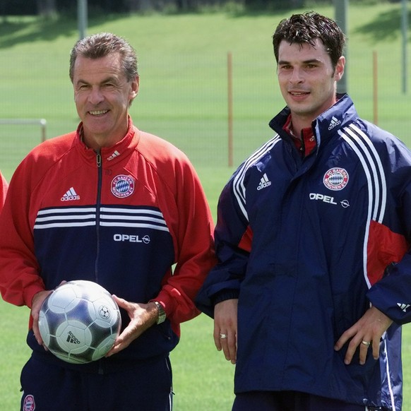 Ottmar Hitzfeld, coach of FC Bayern Munich soccer club presents the newcomers to his team for the upcoming season in Munich, Monday, July 3, 2000. At left French player Willy Sagnol, at right Ciriaco  ...