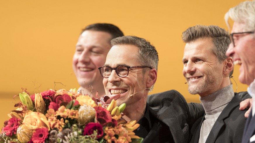 Matthias Hueppi, SRF-Sportmoderator, Mitte, zusammen mit SRF-Fussballexperte Alain Sutter, rechts, waehrend seiner letzten Sportpanorama-Sendung in den SRF-Studios in Zuerich Oerlikon, am Sonntag, 17. ...