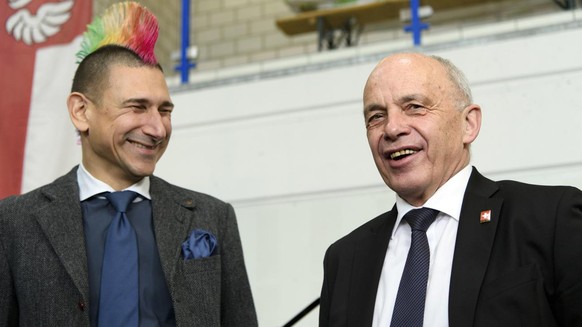 Andreas Thiel, Schweizer Kabarettist und Satiriker, links, und Bundesrat Ueli Maurer, rechts, lachen wahrend der Jubilaeumsfeier 100 Jahre SVP Kanton Bern, am Samstag, 10. Maerz 2018 in Schuepfen. (KE ...