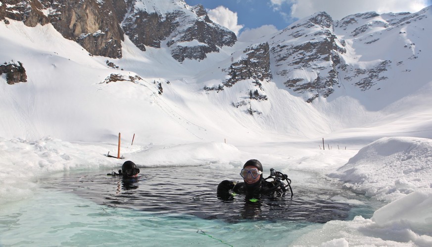 Plongee sous glace au Lac Lioson Rauszeit things to do im Winter Eistauchen