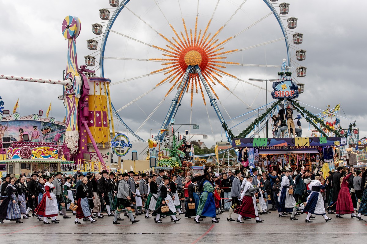 epa10191403 People in traditional clothing participate in the costume parade during the 187th edition of the traditional Oktoberfest beer and amusement festival in the German Bavaria state's capi ...