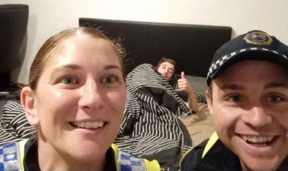 <a target="_blank" rel="nofollow" href="https://www.news.com.au/technology/online/social/police-take-selfie-with-drunk-man-in-bed-so-he-can-remember-how-he-got-home/news-story/33202a7a676a811653765bb8a9c95f0c">Zur Story.</a>