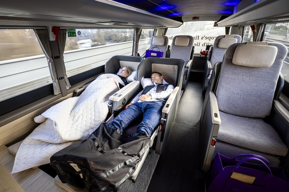 Luca Bortolani, CEO und Mitgruender Twiliner, rechts, und Delaia Tschannen, Head of Marketing Twiliner, links, demonstrieren waehrend einer Medienfahrt die Schlafposition der Sitze im Nachtreisebus Tw ...