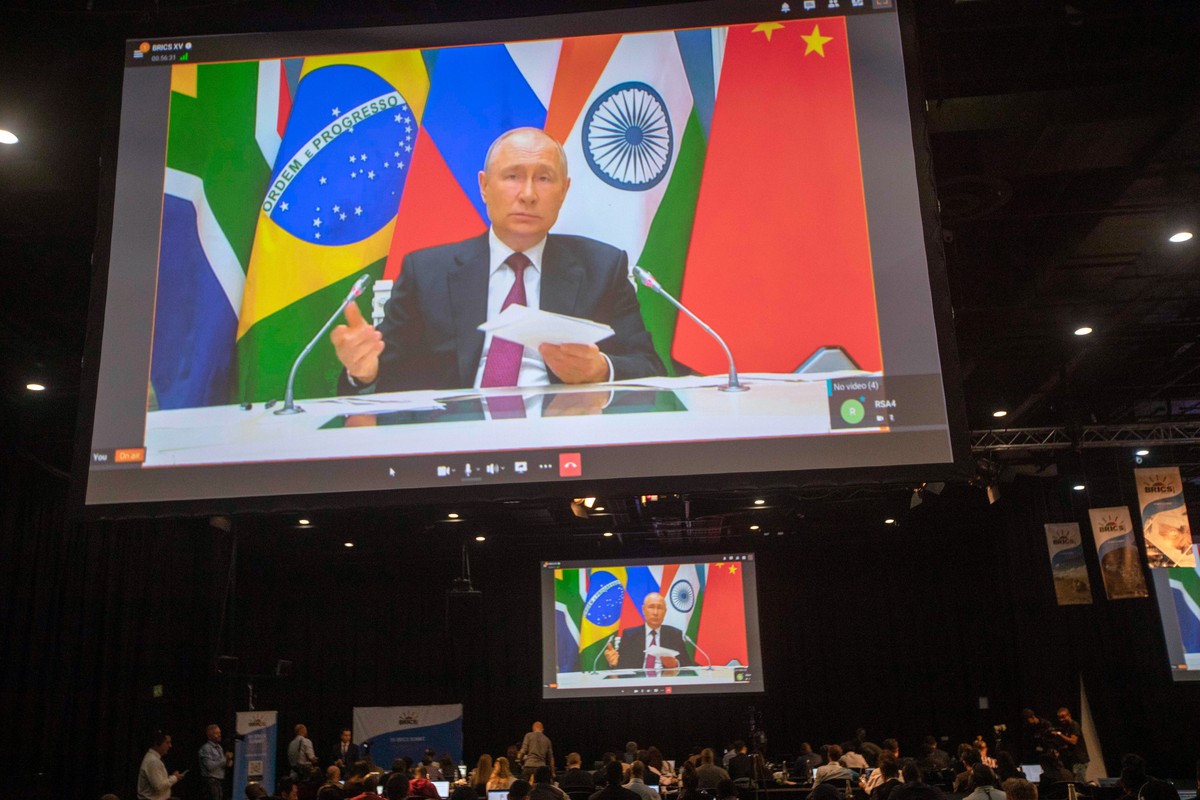 epa10817310 Russian President Vladimir Putin (on screen) attends via video link the Friends of BRICS Leaders dialogue during the 15th BRICS Summit, in Johannesburg, South Africa, 24 August 2023. South ...