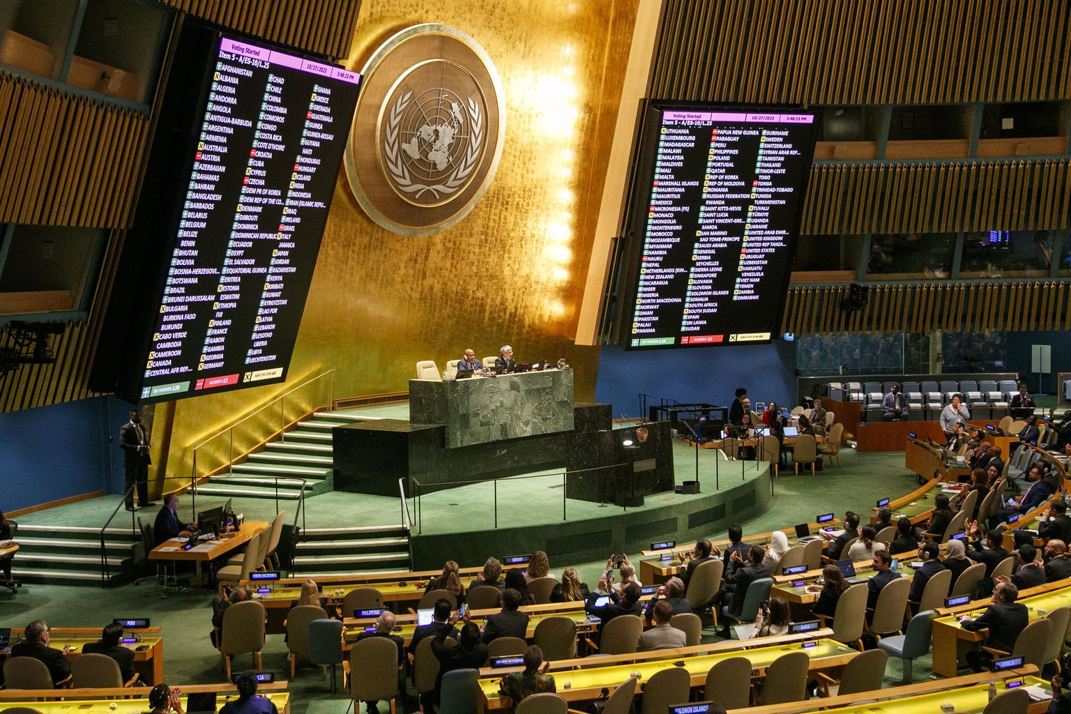 epa10943589 The United Nations General Assembly holds a vote during an emergency session on a non-binding resolution calling for an immediate cease-fire in the Gaza Strip at United Nations headquarter ...