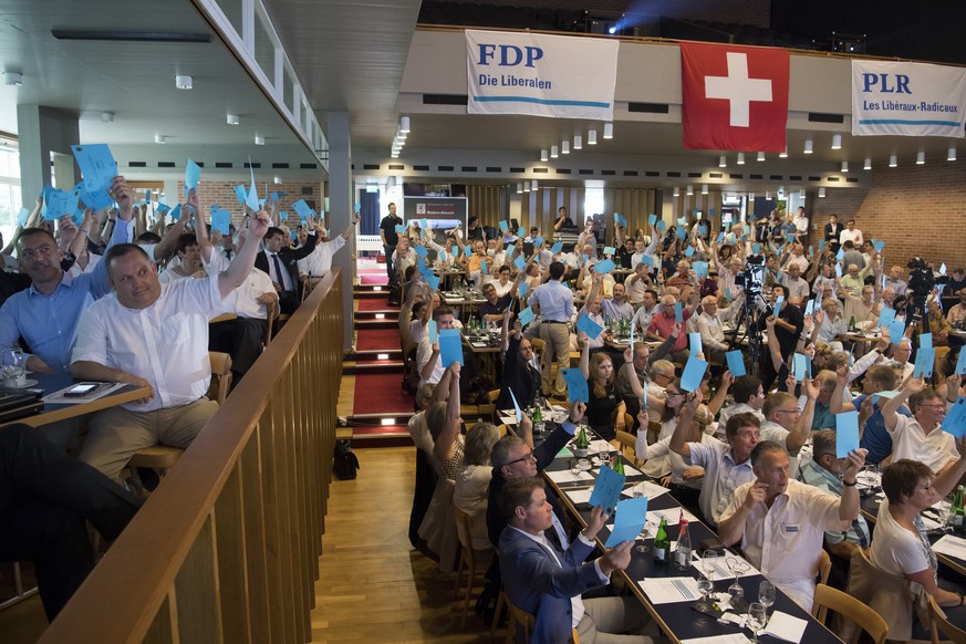 Die Delegierten der FDP bei der Abstimmung ueber die Altersreform 2020, an der Delegiertenversammlung der FDP Schweiz, am Samstag, 24. Juni 2017, in Grenchen. (KEYSTONE/Lukas Lehmann)