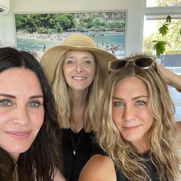 Courtney Cox, Lisa Kudrow und Jennifer Anniston

https://www.instagram.com/p/CQ7cMdPjjOp/