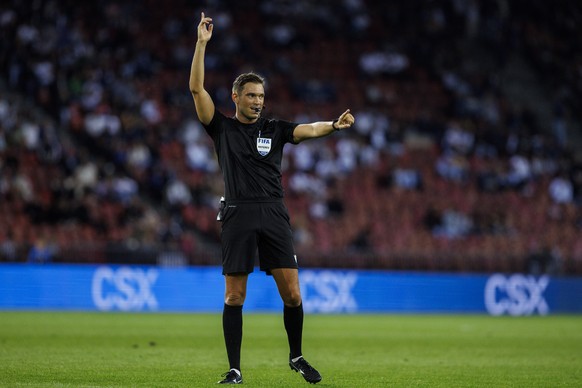 Schiedsrichter Sandro Schaerer waehrend dem Fussball Meisterschaftsspiel der Super League zwischen dem FC Zuerich und dem FC Lugano, am Samstag, 5. August 2023, in Zuerich. (KEYSTONE/Patrick B. Kraeme ...