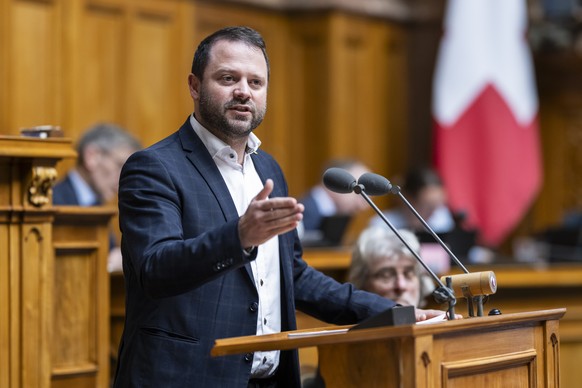 Der Kommissionssprecher der Debatte um das Nord-Sued-Verkehrsmanagement, Simon Stadler, Mitte-UR, spricht zur Grossen Kammer, an der Sondersession des Nationalrats, am Dienstag, 6. Mai 2025 im Nationa ...