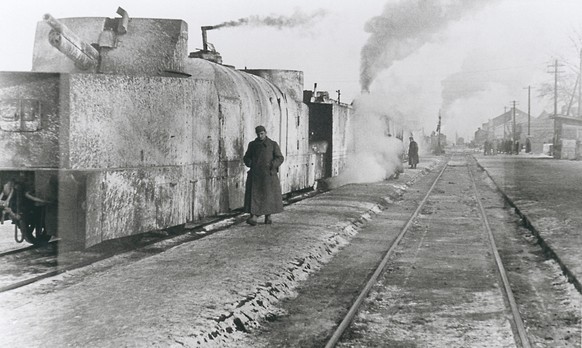 2-G56-O1-1942-264 (353591)

Ostfront/Wehrmacht/ Panzerzug/ Foto 1942

Geschichte:
2. Weltkrieg / Ostfront:
- Rußlandfeldzug der deutschen Wehr-
macht: &#039;Panzerzug in Morosowskaja&#039;. -
Foto, um ...