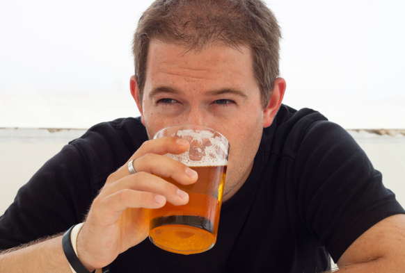 Mann trinkt Bier.