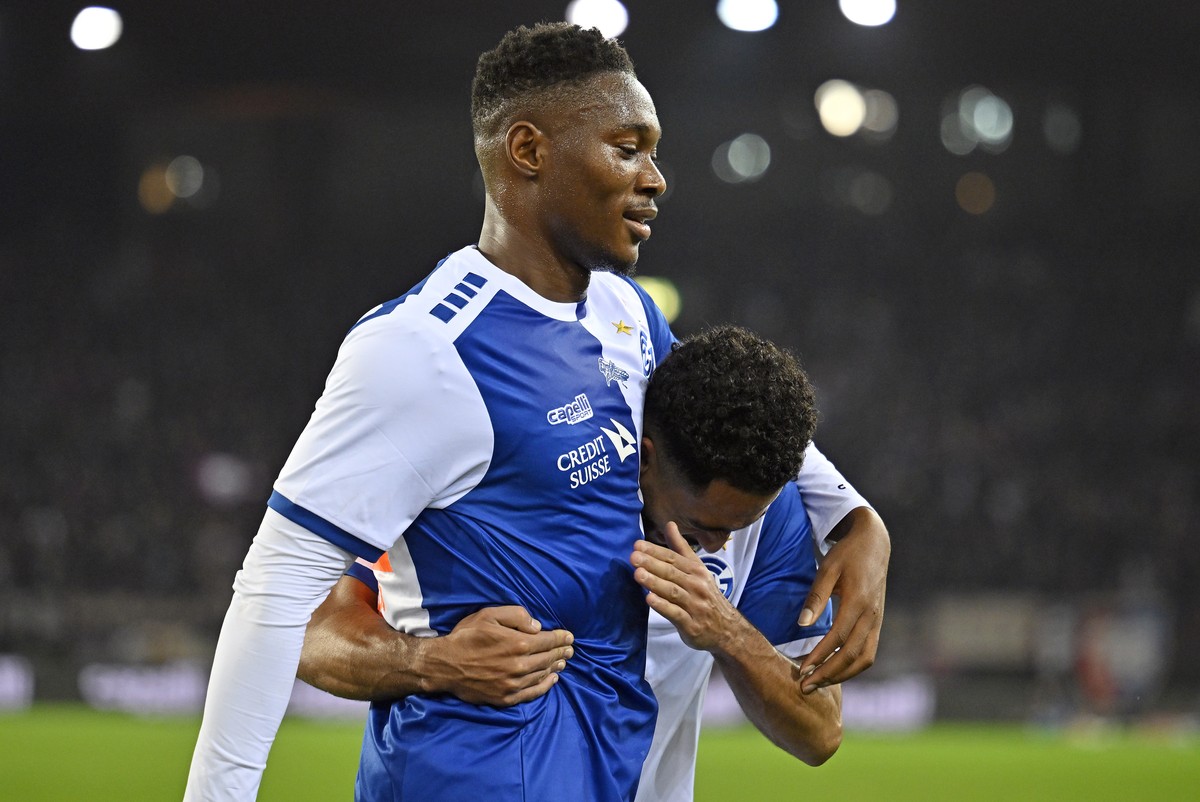 Die Grasshoppers mit Torschuetze Francis Momoh, links, und Theo Ndicka, recht, jubeln nach dem 1-0 beim Fussballspiel der Super League Grasshopper Club Zuerich gegen den FC Basel im Stadion Letzigrund ...