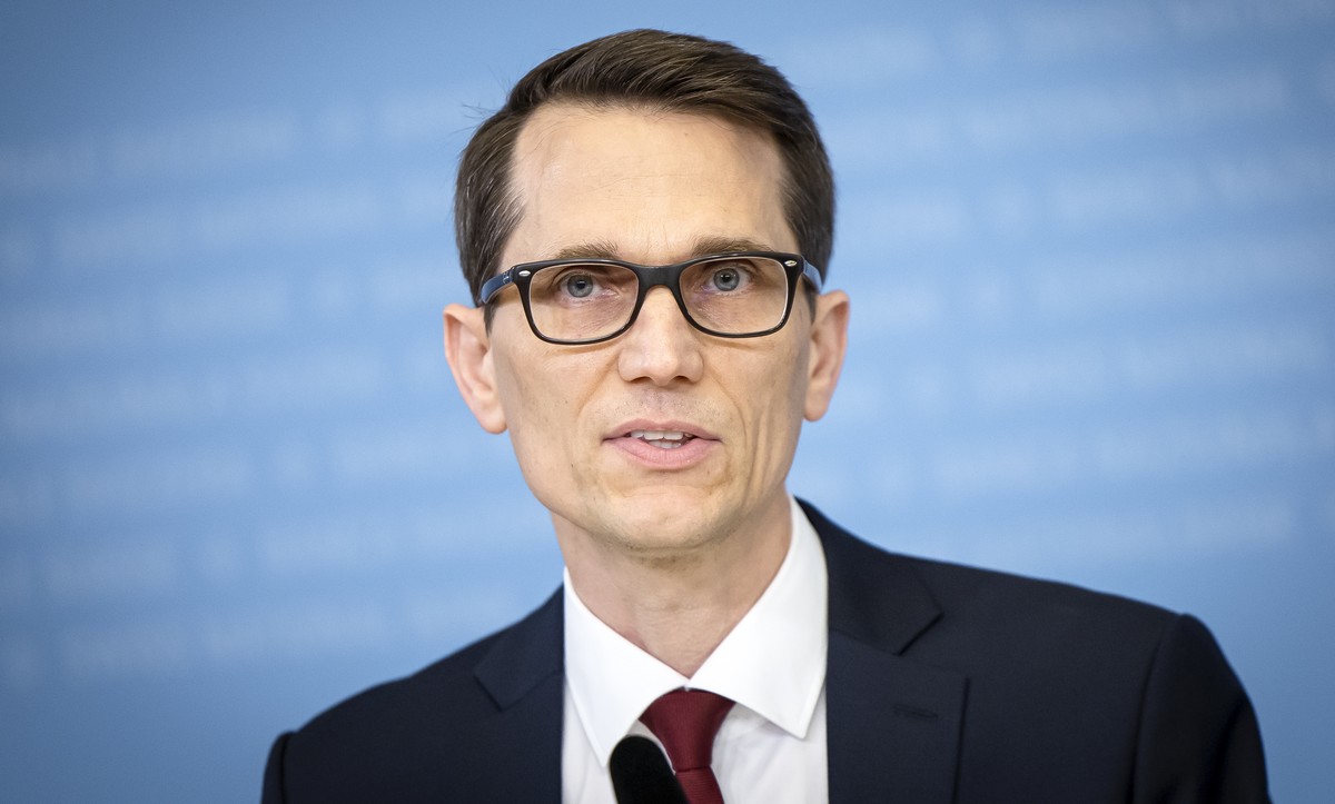 epa11424535 Swiss National Bank's (SNB) Vice Chairman of the Governing Board Martin Schlegel speaks during a media briefing at the Swiss National Bank in Zurich, Switzerland, 20 June 2024. EPA/MI ...