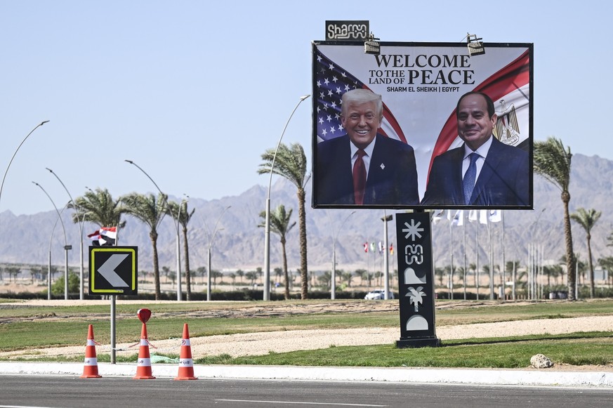 KEYPIX - epa12450039 A billboard bearing the portraits of US President Donald Trump (L) and Egyptian President Abdel Fattah al-Sisi is seen ahead of the Gaza international peace summit in Sharm El-She ...