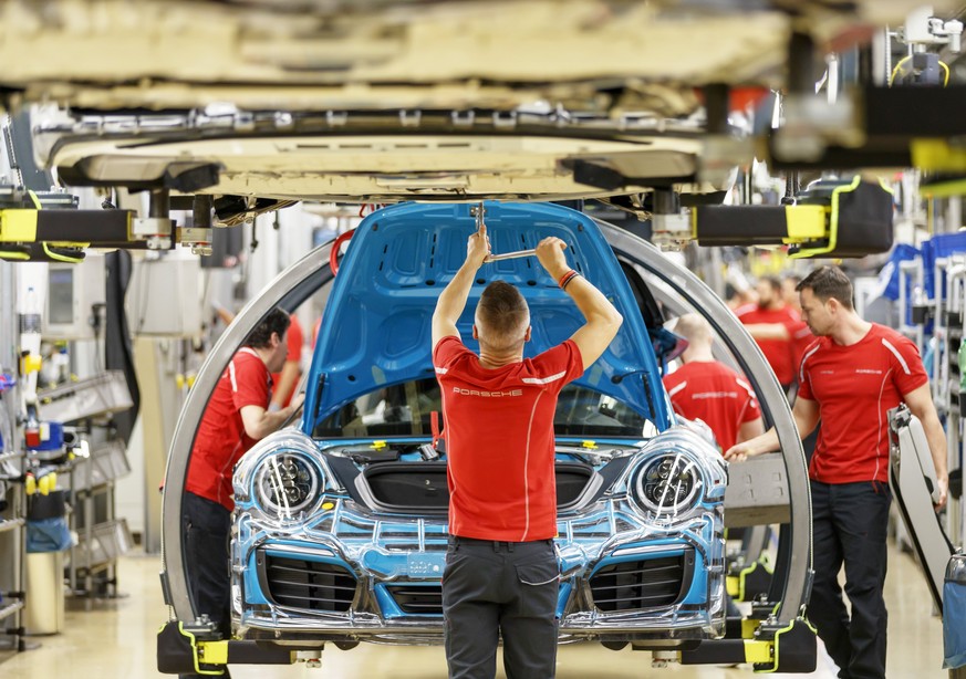 epa06475730 A view of the production of different sports cars at an assembly line of German sports car manufacturer Porsche in Stuttgart, Germany, 26 January 2018. Porsche AG is a listed German manufa ...