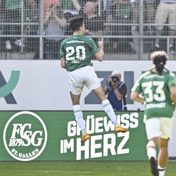Albert Vallci (FCSG), Mitte, bejubelt sein 1-1, im Fussball Meisterschaftsspiel der Swiss Super League zwischen dem FC St. Gallen, FCSG, und Geneve Servette FC (SFC), am Sonntag, 12. Mai 2024, im kybu ...