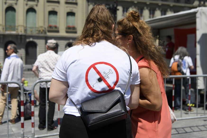 Eine Frau traegt ein T-Shirt mit einem Logo gegen Impfungen, auf dem Bundesplatz, waehrend einer Demonstration gegen Massnahmen des Bundes im Zusammenhang mit dem Coronavirus, am Samstag, 27. Juni 202 ...