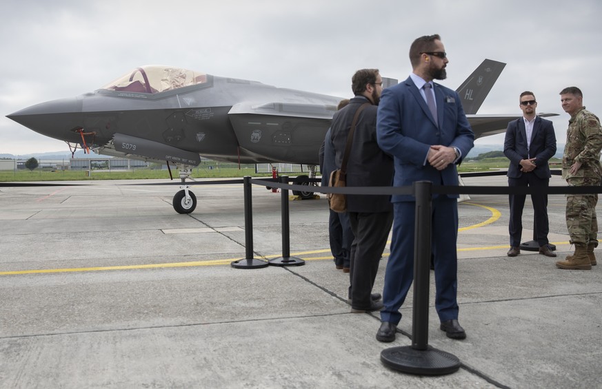 A Lockheed Martin F-35A fighter jet is pictured during a test and evaluation day at the Swiss Army airbase, in Payerne, Switzerland, Friday, June 7, 2019. (KEYSTONE/Peter Klaunzer)