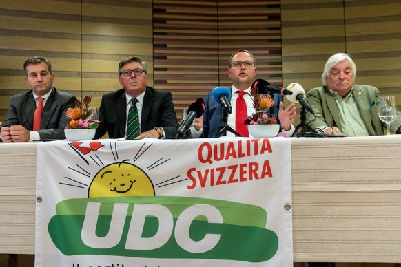 Medienkonferenz der SVP Tessin vom 7. November: Von links: Nationalrat Marco Chiesa, Gabriele Pinoia, Präsident der SVP Tessin, Lega-Staatsratspräsident Norman Gobbi und Attilio Bignasca, Koordinator ...