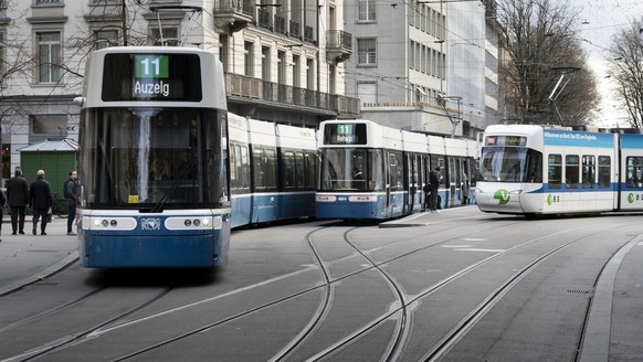 Zwei VBZ Flexity-Trams der Linie 11, links und Mitte, und ein VBZ Cobra-Tram der Linie 10 verkehren auf der Bahnhofstrasse am Paradeplatz, fotografiert am 20. November 2020 in Zuerich. (KEYSTONE/Gaeta ...
