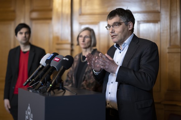 Nationalrat Roger Nordmann, SP-VD, rechts, spricht neben Nationalraetin Prisca Birrer-Heimo, SP-LU, und Nationalrat Samuel Bendahan, SP-VD, von rechts, an einem Point de presse ueber die juengsten Ent ...