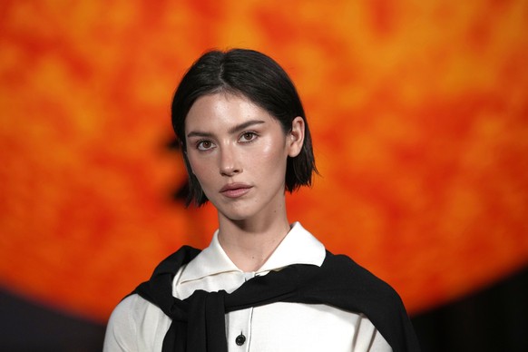 Gracie Abrams poses for photographers upon arrival at the Chanel Spring/Summer 2026 collection presented in Paris, Monday, Oct. 6, 2025. (AP Photo/Christophe Ena)
Gracie Abrams