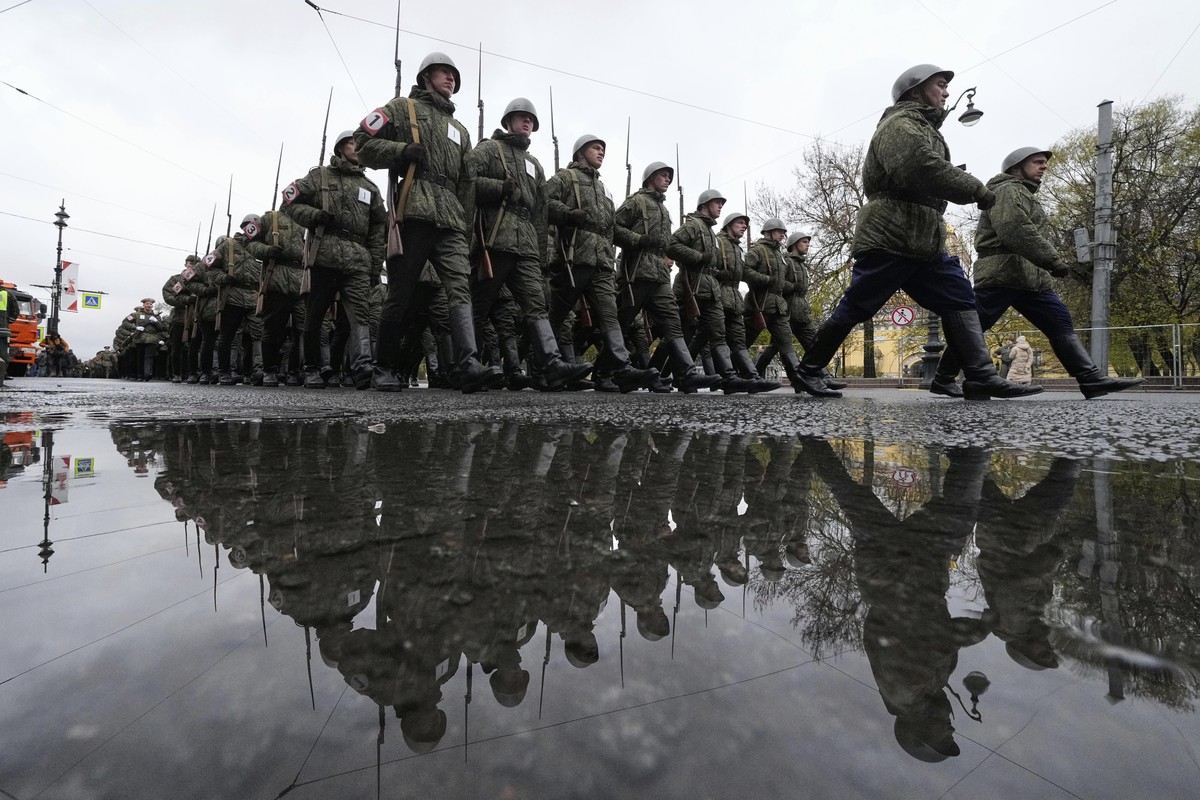 Russian army soldiers march to attend a dress rehearsal for the Victory Day military parade at the Dvortsovaya (Palace) Square in St. Petersburg, Russia, Wednesday, May 7, 2025. (AP Photo/Dmitri Lovet ...