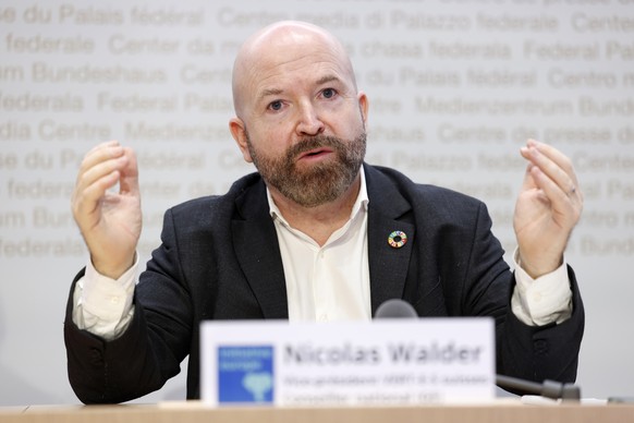 Nicolas Walder, Nationalrat (GE) und Vizepraesident Gruene Schweiz, spricht waehrend einer Medienkonferenz zur Lancierung der Europa-Initiative, am Dienstag, 2. April 2024 in Bern. (KEYSTONE/Peter Kla ...