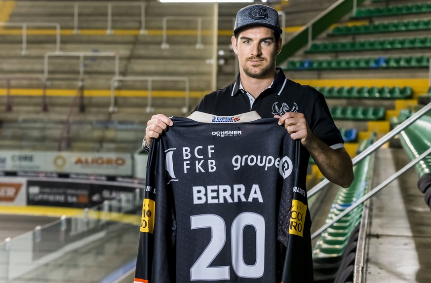 Reto Berra, neuer Torhueter des HC Fribourg-Gotteron, posiert in der BFC-Arena nach einer Medienkonferenz des HC Fribourg-Gotteron in Fribourg, am Freitag, 28. April 2017. (KEYSTONE/Thomas Hodel)