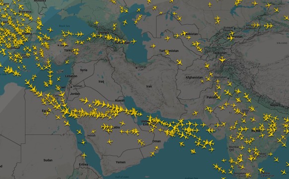 Flugzeuge umfliegen den Luftraum über Iran, Irak und Israel auf dem Weg von und nach Asien.