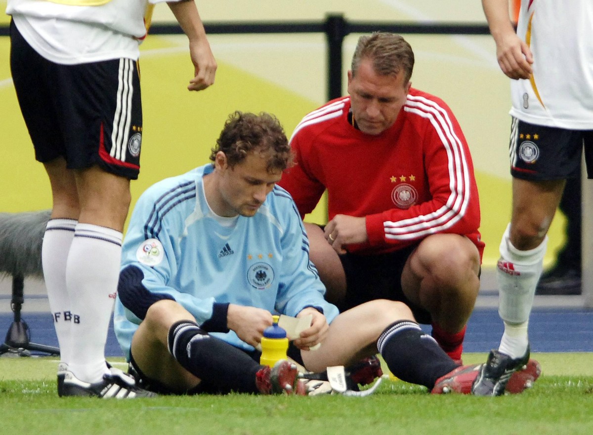 Bildnummer: 02162205 Datum: 30.06.2006 Copyright: imago/Kolvenbach
Torwart Jens Lehmann (li.) studiert vor dem Elfmeterschie�en einen Zettel den ihm Torwarttrainer Andreas K�pke (beide Deutschland) z ...