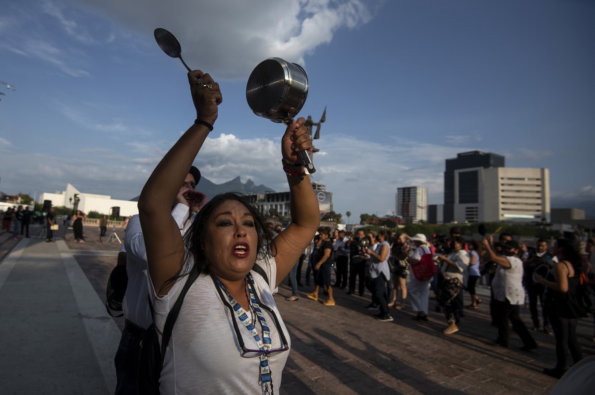 epa10005200 People take part during a protest due to the lack of water at Macroplaza square, in Monterrey, Mexico, 09 June 2022. Dozens of people gathered to demonstrate against the local Government t ...