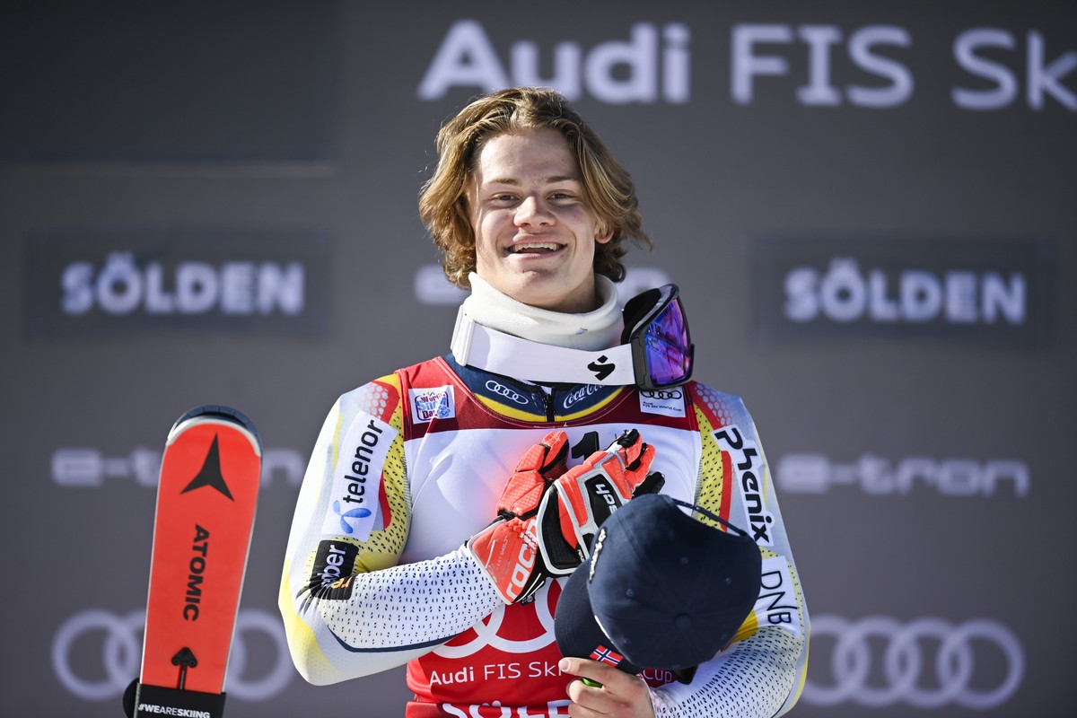 epa08755195 Winner Lucas Braathen of Norway reacts after the second run of the men's Giant Slalom race of the FIS Alpine Skiing World Cup season opener in Soelden, Austria, 18 October 2020. EPA/G ...