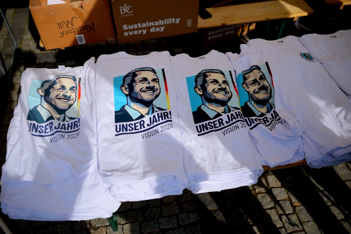 epa13189389 T-shirts featuring a portrait of Ulrich Siegmund, lead candidate of the far-right Alternative for Germany (AfD), are displayed during a campaign event prior to state elections in Saxony-An ...