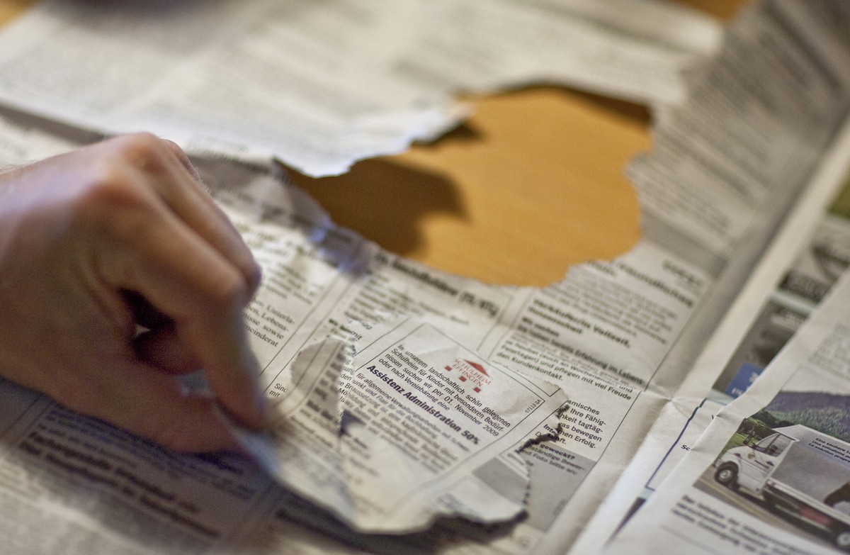 ZUR ARBEITSLOSENQUOTE IM JUNI 2015 STELLEN WIR IHNEN AM FREITAG, 7. AUGUST 2015, FOLGENDES ARCHIVBILD ZUR VERFUEGUNG - Unemployed Dominik G. looks for suitable job ads in the newspaper, pictured on Au ...