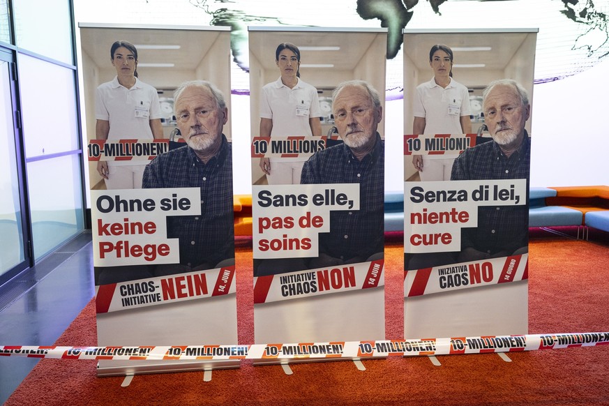Plakate von der Allianz gegen die "SVP Volksinitiative keine 10 Millionen Schweiz" stehen an einer Medienkonferenz, am Montag, 9. Maerz 2026, in Bern. (KEYSTONE/Peter Schneider)