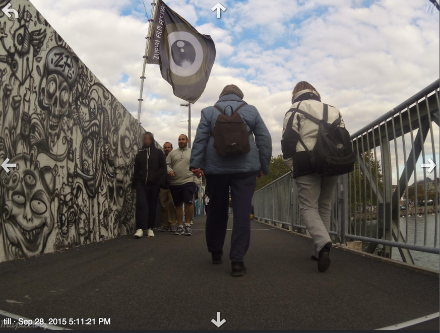 Strassenszene aus Zürich: Hier ist deutlich zu sehen, dass nicht alle Gesichter durch&nbsp;«Blurring»&nbsp;unkenntlich gemacht wurden.