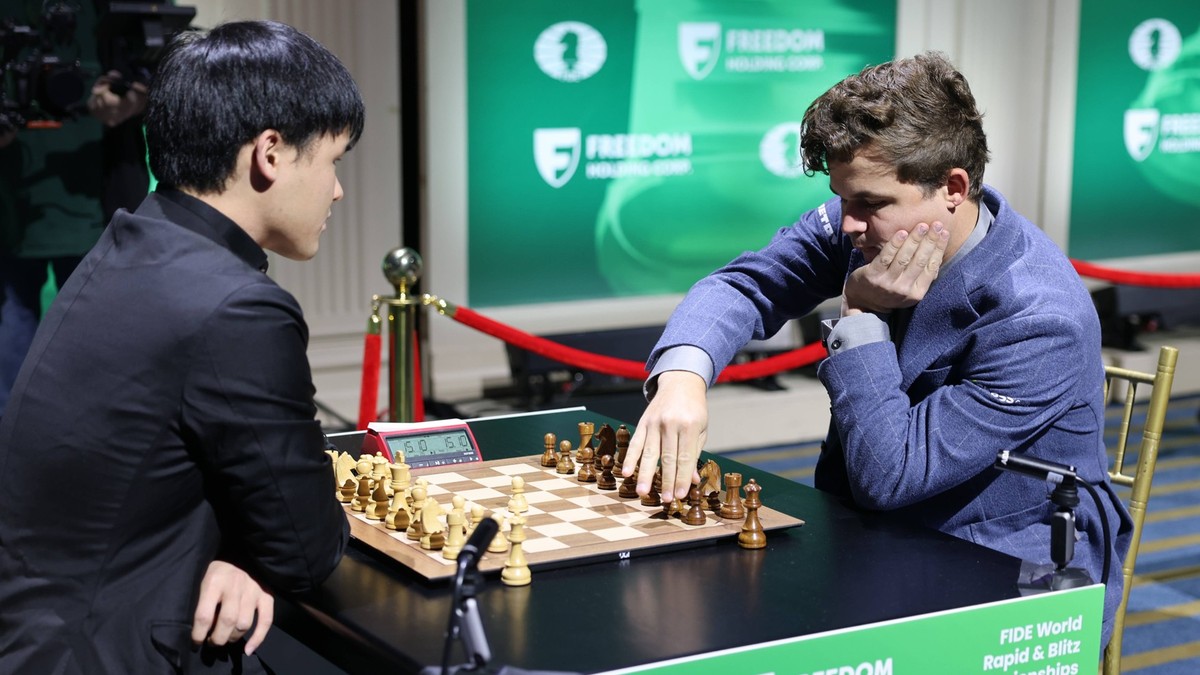 December 26, 2024, New York, New York, USA: MAGNUS CARLSEN, right, in action against LIANG AWONDER during the FIDE World Rapid Chess Championship. New York USA - ZUMAs280 20241226_zsp_s280_034 Copyrig ...