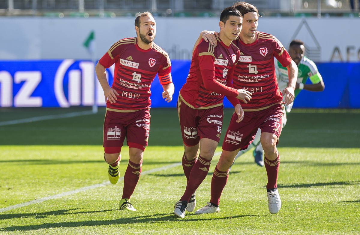 Die Vaduz Spieler Franz Burgmeier, Torschuetze Moreno Costanzo und Marco Mathys, von links, jubeln nach dem 0-1, waehrend der Super League Partie zwischen dem FC St. Gallen und dem FC Vaduz im Kybunpa ...
