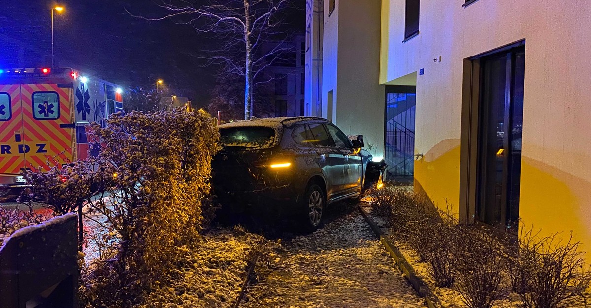 Schlafender-Autofahrer-f-hrt-in-Hauswand-und-verletzt-sich-schwer