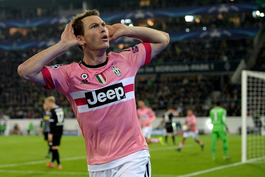 MOENCHENGLADBACH, GERMANY - NOVEMBER 03: Stephan Lichtsteiner of Juventus celebrates after scoring his team&#039;s first goal during the UEFA Champions League group stage match between VfL Borussia Mo ...