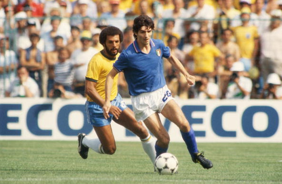 Paolo Rossi lässt Brasiliens Junior einfach stehen.