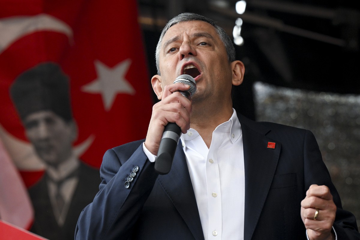 epa12448461 Ozgur Ozel, leader of Turkish Republican Peoples Party (CHP) speaks to supporters during a rally in Brussels, Belgium, 12 October 2025. CHP held its first overseas rally in Brussels addres ...