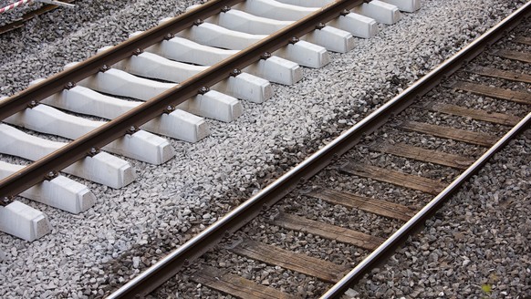 Ein neu verlegtes Gleis mit Betonschwellen, links, neben einem alten Gleis mit Holzschwellen, waehrend den Gleisarbeiten auf der Strecke zwischen Fribourg und Bern, am Montag, 27. Juli 2020 in Fribour ...