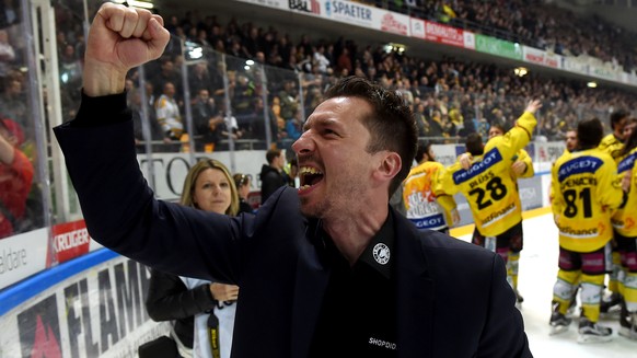 SCB Trainer Lars Leuenberger freut sich ueber den Meistertitel seiner Mannschaft nach dem fuenften Eishockey Playoff-Finalspiel der National League A zwischen dem HC Lugano und dem SC Bern am Dienstag ...