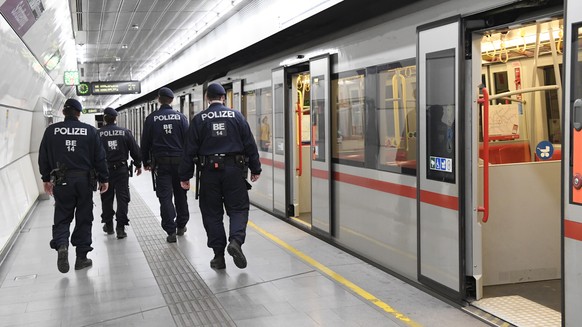 ABD0140_20200410 - WIEN - ÖSTERREICH: Polizeibeamte auf Streife am Freitag, 10. April 2020, in der U-Bahnstation Schottenring in Wien. In Österreich gelten aufgrund der Covid-19-Pandemie Ausgangsbesch ...